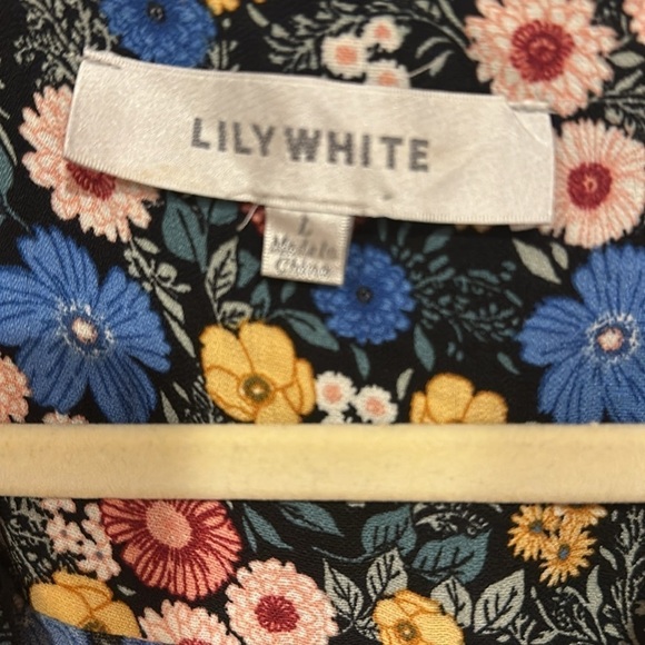Lily White blouse Large - Picture 2 of 6